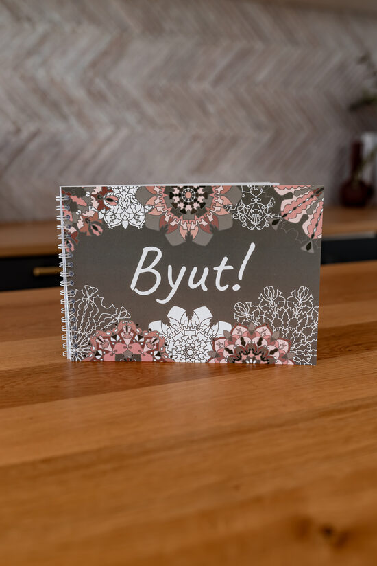 Krāsojamā mandalu grāmata "Byut!"